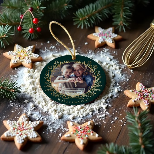 Elegantes Foto Banca del Gottardo Keramik Ornament (Elegant Gold & Green family Baking Photo Wreath Ceramic Ornament)