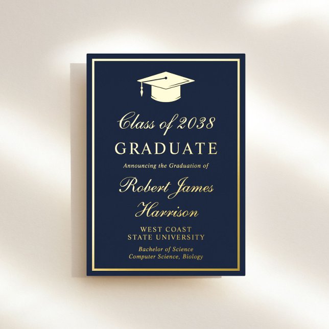 Elegantes Foto Blue Graduation Party Gold Folieneinladung (An elegant college graduation party gold foil invitation to celebrate the graduate's achievements)