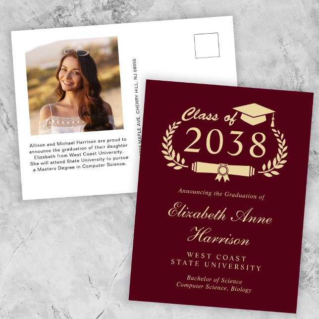 Elegantes Foto Burgundy Gold Abschluss Postkarte (An elegant college graduation announcement to celebrate the graduate's achievements)