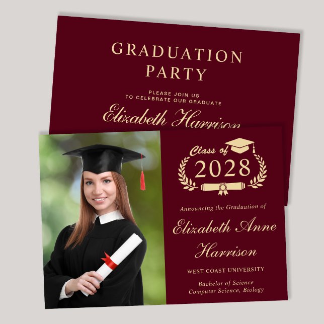Elegantes Foto Burgundy Uni-Abschluss Party Einladung (An elegant college graduation party invitation to celebrate the graduate's achievements)