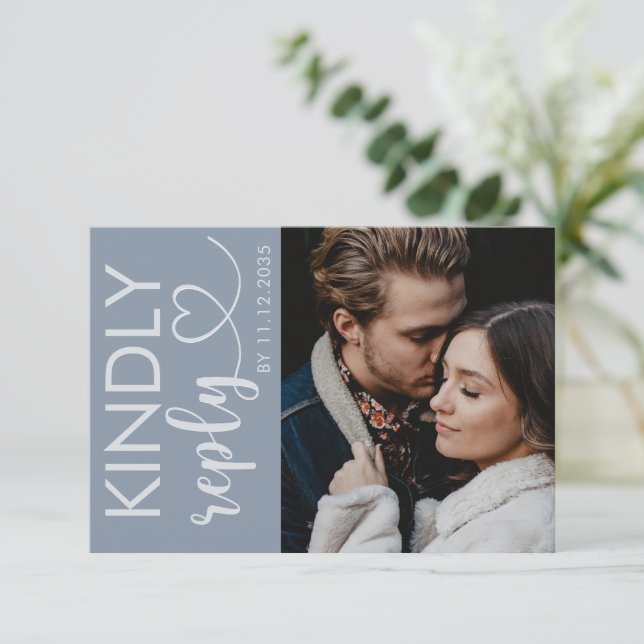 Elegantes Foto Dusty Blue Wedding RSVP Karte (Stehend Vorderseite)