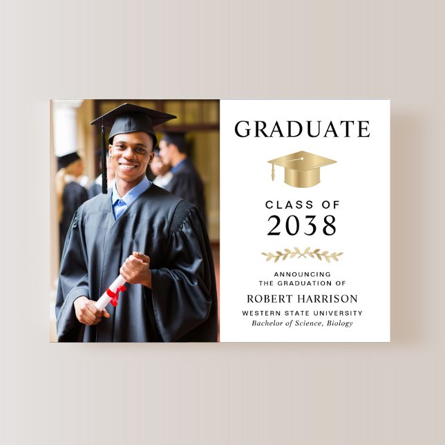 Elegantes Foto Gold Grad Cap Uni-Abschluss Ankündigung (An elegant college graduation announcement to celebrate the graduate's achievements)
