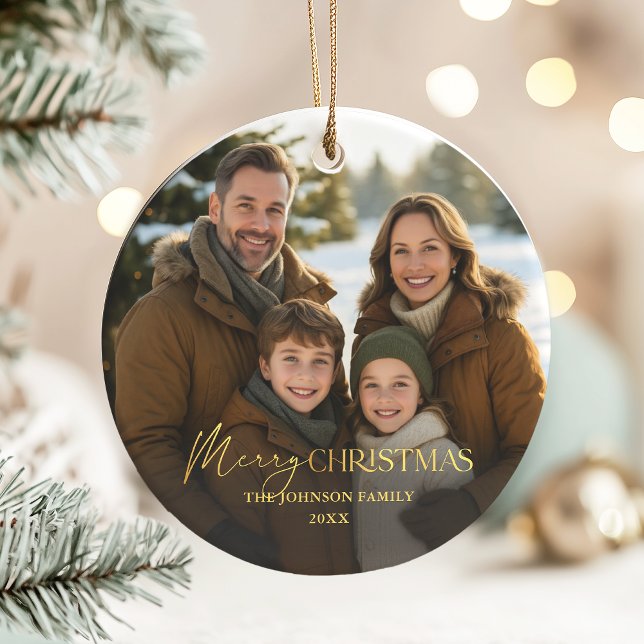 Elegantes Foto Gold Typografie Weihnachten Keramik Ornament (Modern elegant round photo ornament with gold effect Merry Christmas and customisable family name)