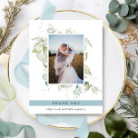 Elegantes Foto Greenerity Wedding, Mist Blue Dankeskarte<br><div class="desc">Elegantes Foto Hochzeit danke Ihnen eine Flachkarte mit exquisitem Aquarell-Grün, die Ihr Bild zeigt. Nebel blauer Streifen zeigt Dankeschön-Nachricht. Zurück mit schönem grünem Monogramm mit Paaren Initialen. Möglichkeit, Karten mit einer eigenen gedruckten Nachricht auf der Rückseite zu empfangen oder unsere Nachricht zu löschen und den Rücken in schwarz zu empfangen,...</div>