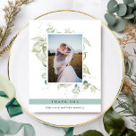 Elegantes Foto Grüne Hochzeit, Grün Dankeskarte<br><div class="desc">Elegantes Foto Hochzeit danke Ihnen eine Flachkarte mit exquisitem Aquarell-Grün, die Ihr Bild zeigt. Grün Streifen zeigen danke Ihnen Nachricht. Zurück mit schönem grünem Monogramm mit Paaren Initialen. Möglichkeit, Karten mit einer eigenen gedruckten Nachricht auf der Rückseite zu empfangen oder unsere Nachricht zu löschen und den Rücken in schwarz zu...</div>