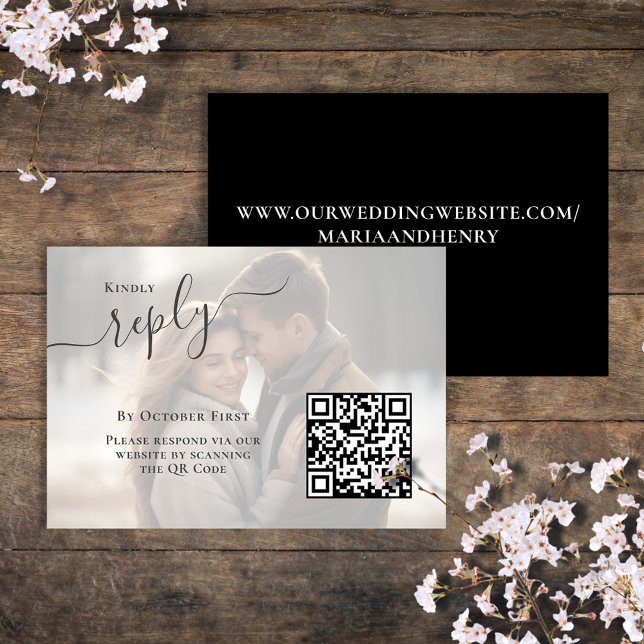 Elegantes Foto Hochzeit RSVP Qr Code (Black and white photo reply card with elegant calligraphy script. )