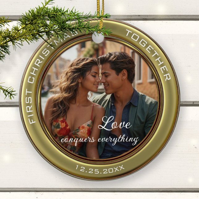 Elegantes Foto Keramik Ornament (Christmas ornament featuring your own custom photo framed by a stylish green gold metallic design)