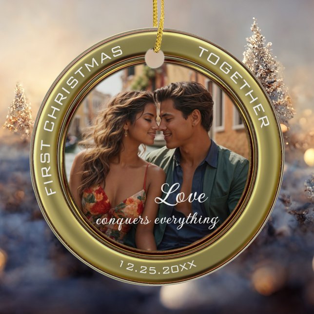 Elegantes Foto Keramik Ornament (Christmas ornament featuring your own custom photo framed by a stylish green gold metallic design)