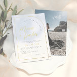 Elegantes Foto mit Goldenen Foil Folieneinladung<br><div class="desc">Minimalistische und dennoch elegante Einladungen zum Foto für Ihre Hochzeit. Eine einzigartige Kombination aus einfachen Formen, stilvoller Typografie und echten Goldfoliendetails. An der Vorderseite dieser modernen Hochzeitseinladungen befindet sich ein minimaler Rahmen aus Goldfolie, der um eine schicke Typografie herum angeordnet ist. Die obere links Seite des Rahmens ist eine elegante...</div>