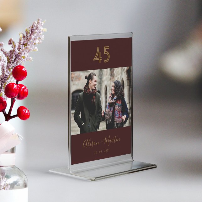 Elegantes Foto mit handgeschriebenem Burgundy Tischnummer (Personalized Elegant Gold Hand Lettered Burgundy Photo Wedding Table Number)