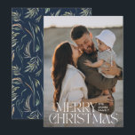 Elegantes Foto moderne minimalmarineblau botanisch Feiertagskarte<br><div class="desc">Elegantes Foto Moderne minimale natürliche Marineblau Wasserfarbe botanische Typografie Frohe Weihnachtsferien flache Karte.</div>