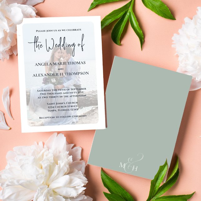Elegantes Foto Overlay Einfach Minimalistisch grün Einladung (Elegant photo card invitation with green background and monogram ampersand)