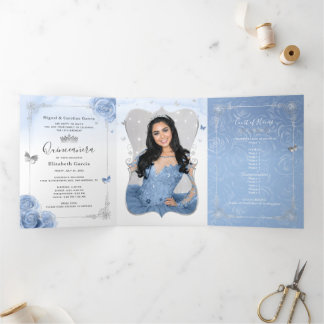 Elegantes Foto Spanish Baby Blue Silver Quinceaner Dreifach Gefaltete Einladung