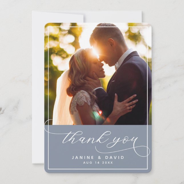 Elegantes Foto von Hand Lettered Dusty Blue Weddin Dankeskarte (Vorderseite)