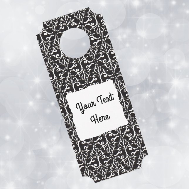 Elegantes, gecrolltes Damaskus-Design Schwarz-weiß Türanhänger (Elegant damask pattern in black and white with fancy white scrolls on paper door hanger.)