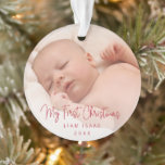 Elegantes Gender Neutral Foto Baby First Christmas Ornament<br><div class="desc">Hast du dieses Jahr ein Baby bekommen? Fügen Sie dem Baum eine Erinnerung mit diesem modernen Acrylschmuck hinzu, das ein einfaches Design mit der Nachricht "Mein erstes Weihnachten" in einem eleganten, dünnen roten Drehbuch zusammen mit dem Namen Ihres Babys und dem Jahr über Ihrem Lieblingssymbol zeigt. Fügen Sie auf beiden...</div>