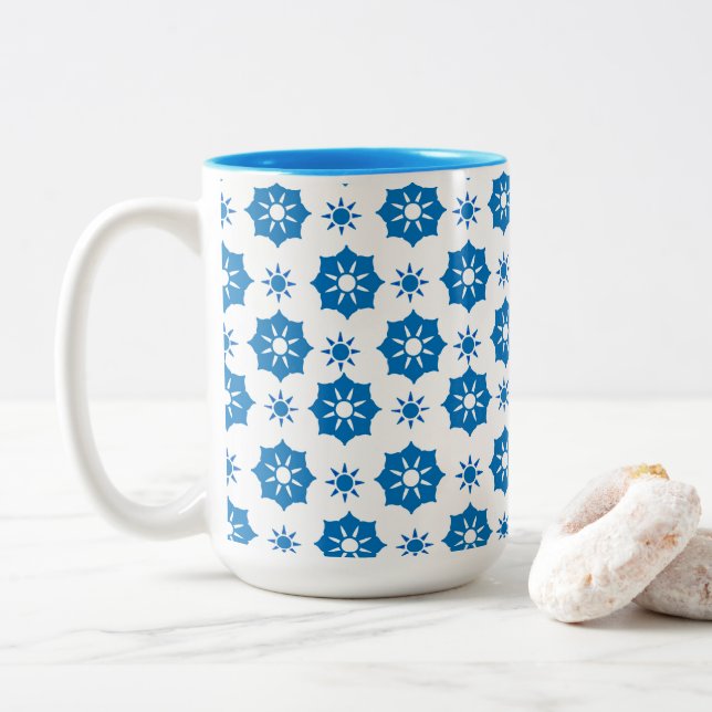 Elegantes geometrisches, blau-weißes Muster Zweifarbige Tasse (Mit Donut)