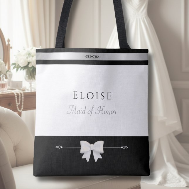 Elegantes Geschenk für die Trauzeugin | Luxuriöse  (Sophisticated personalized Maid of Honor gift tote bag in a luxury bridal suite setting.)