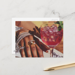 Elegantes Getränk und viele Juwelen Collage Postkarte