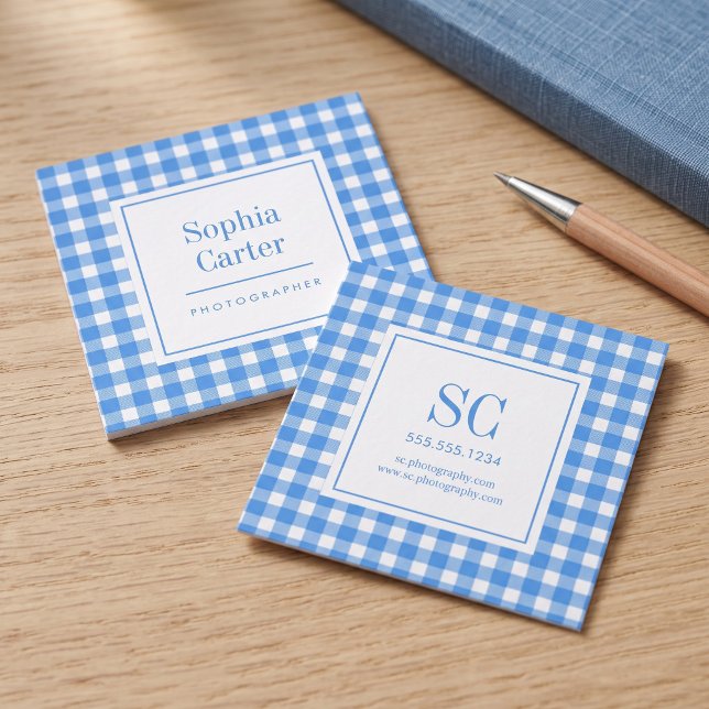 Elegantes Gingham-Monogramm Quadratische Visitenkarte (Simulated business cards on table)