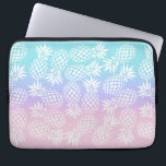 Elegantes Girly Steigungs-Ananas-Muster bunt Laptopschutzhülle<br><div class="desc">Trendy Ananasmuster in rosa, in Lila, Blau und Weiß.</div>