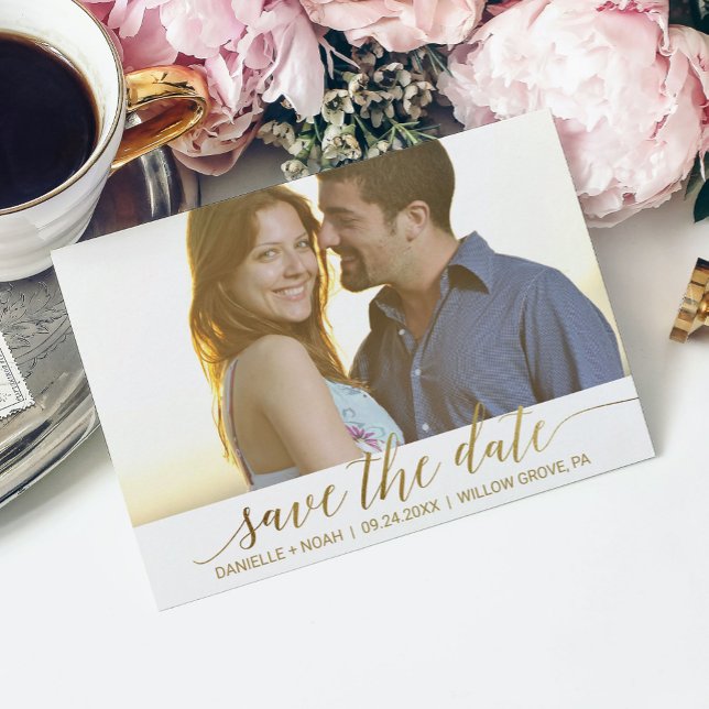 Elegantes Gold Foil Calligrafy Save the Date Foto Ankündigungspostkarte (Von Creator hochgeladen)