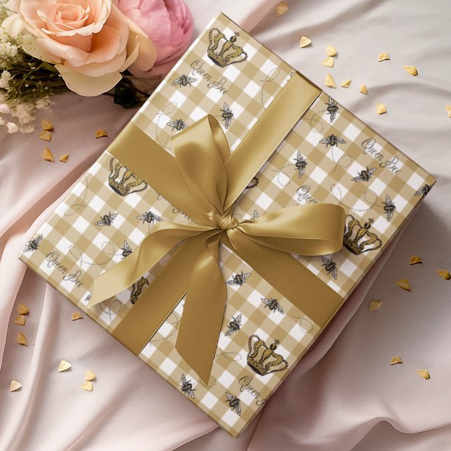 Elegantes Gold-Gingham-Royal-Queen-Bee-Muster Geschenkpapier (Elegant Gold Gingham Pattern with a Hand-Drawn Vintage Inspired Buzzing Queen Bee & her Royal Crown)