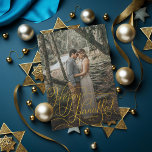 Elegantes Gold Hand Lettered Happy Hanukkah Foto Feiertagskarte<br><div class="desc">Handgeschriebener "Happy Hanukkah" über Foto mit optionalem gemusterten Backer mit Text. Fügen Sie auf Wunsch Ihr eigenes Foto auf die Rückseite.</div>