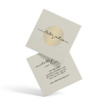 Elegantes Gold Leaf Logo auf Tan Quadratische Visitenkarte<br><div class="desc">Auf diesen stilvollen Visitenkarten verbindet sich ein elegantes Motiv aus einem goldenen Blattmuster in runder Form mit Ihrem Namen oder Firmennamen. Persönlich für Sie, egal wie Sie es mögen, Ideal für Salons, Wellness-Center, Life Coaches, Wellness-Center, Hautpflegemarken und vieles mehr. Originale Kunst und Design © 1201AM Design Studio</div>