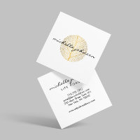 Elegantes Gold Leaf Logo auf Weiß