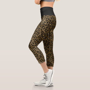 Elegantes Gold Mandala Muster auf schwarz Capri Leggings