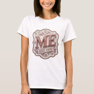 Elegantes Gold ME EST 1992 Statement-Design T-Shirt