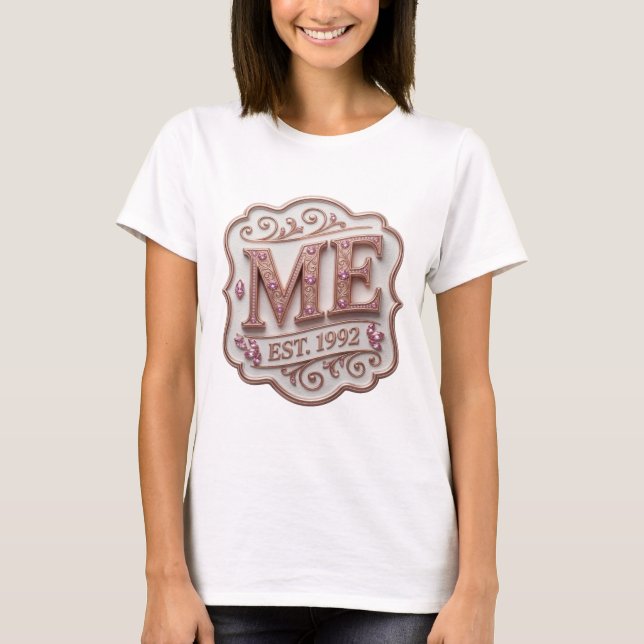 Elegantes Gold ME EST 1992 Statement-Design T-Shirt (Vorderseite)