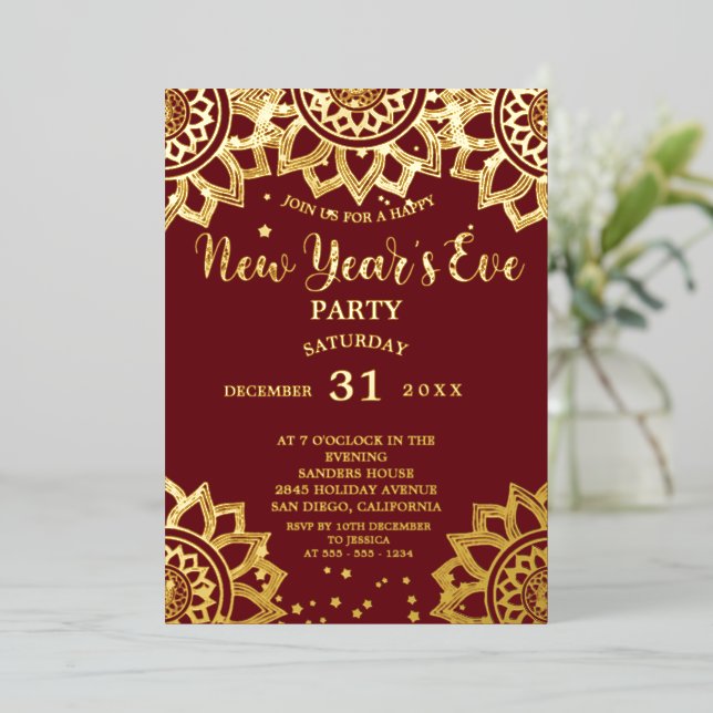 Elegantes Gold Red Mandala Silvester Party Folieneinladung (Stehend vorne)