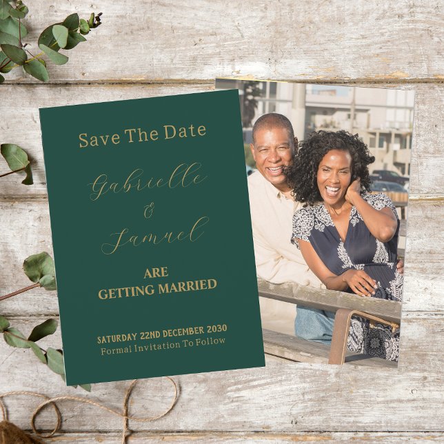 Elegantes Gold Script Couple Foto Green Save The Date (Front And Back)