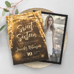 Elegantes Gold String Lights Foto Sweet 16 Einladung<br><div class="desc">Elegantes 16 . Geburtstag Birthday Party Einladungsvorlage mit Gold Sparkle String Lights Motiv,  benutzerdefiniertes Foto und modernes Typografie Script.</div>