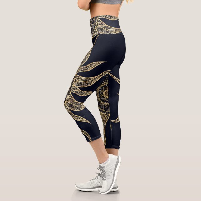 Elegantes Gold Sun Mandala Blauer Nebel Design Capri Leggings (Links)