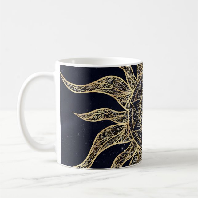 Elegantes Gold Sun Mandala Blauer Nebel Design Kaffeetasse (Links)