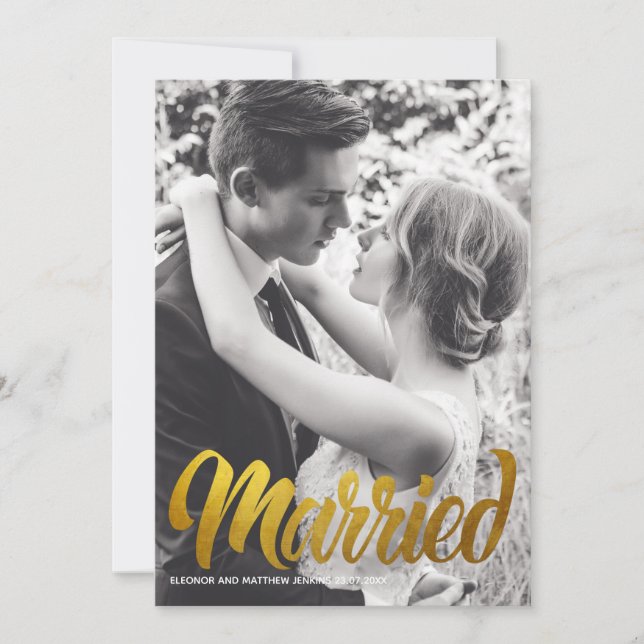 Elegantes Gold Typografy Verheiratet Wedding Foto Einladung (Vorderseite)