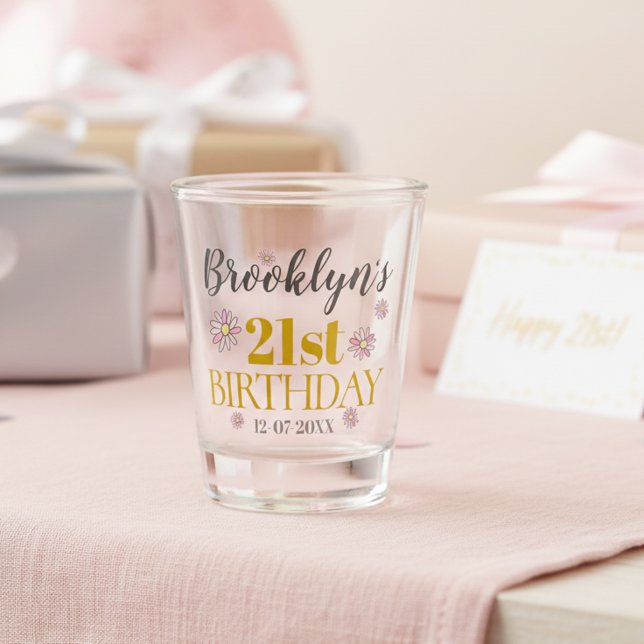 Elegantes Gold und Daisies 21. Geburtstag Party Schnapsglas (Personalized 21st birthday shot glass. 🌼)