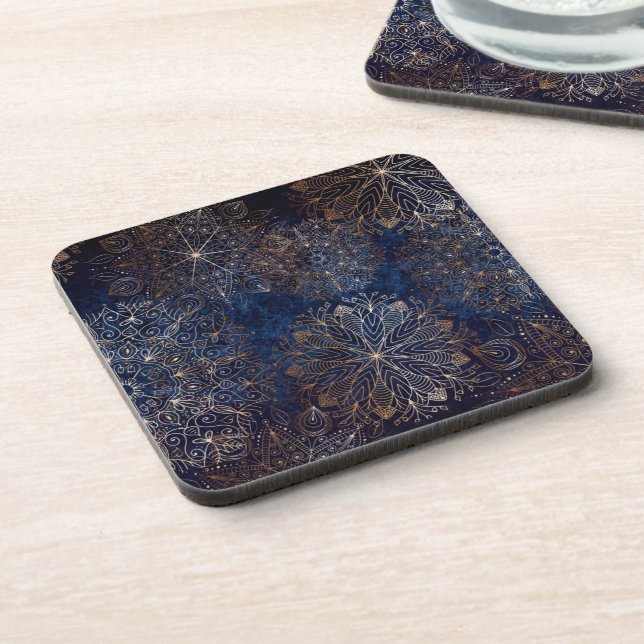 Elegantes Gold- und Dark Blue Floral Mandala Muste Getränkeuntersetzer (Linke Seite)