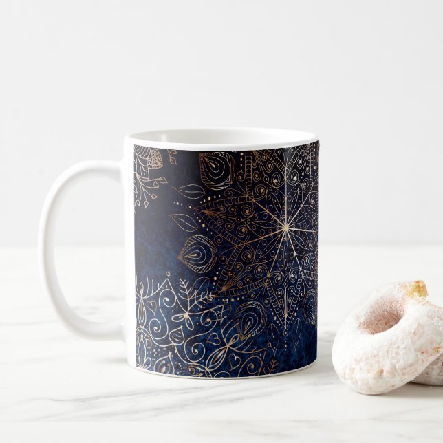 Elegantes Gold- und Dark Blue Floral Mandala Muste Kaffeetasse (Mit Donut)