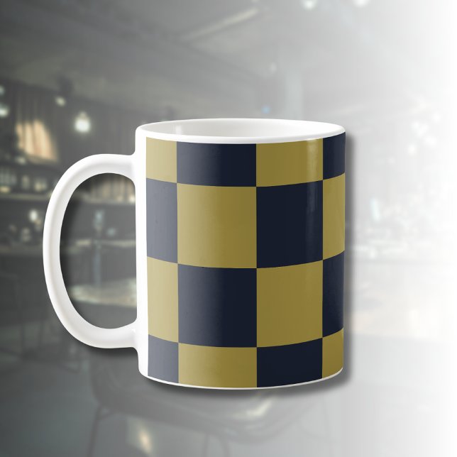 Elegantes Gold- und Navy-Blue-Checkered-Muster Kaffeetasse (Von Creator hochgeladen)