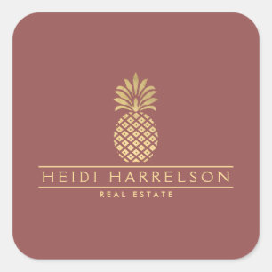 Elegantes Golden-Pineapple-Logo auf dunklem Rot Quadratischer Aufkleber