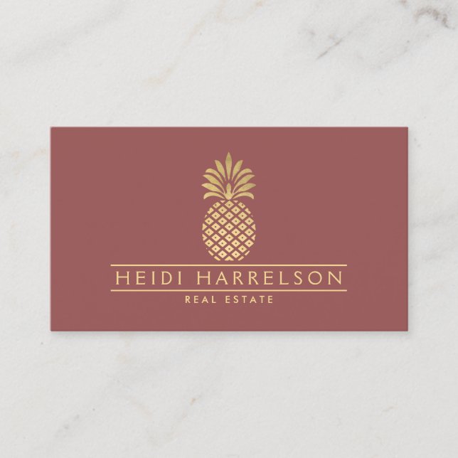 Elegantes goldenes Ananas-Logo auf Dusky Rot Visitenkarte (Vorderseite)