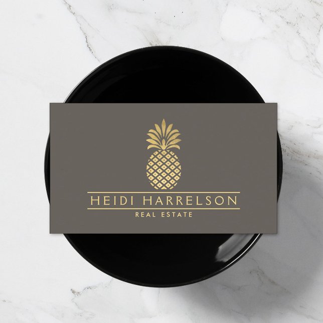 Elegantes Goldenes Ananas-Logo auf Taupe Visitenkarte (Von Creator hochgeladen)