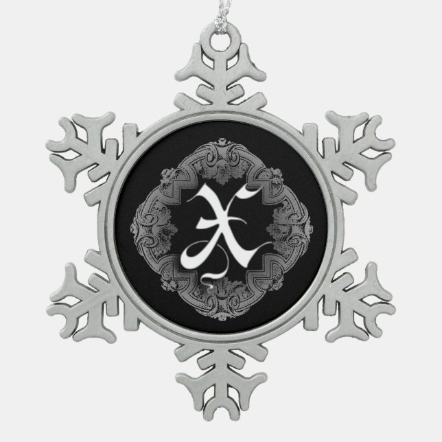 Elegantes gothisches Initial-Schneekristall-Orname Schneeflocken Zinn-Ornament (Vorderseite)