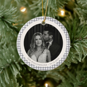 Elegantes graues Gingham-Hochzeitsfoto-Feiertagspa Keramik Ornament