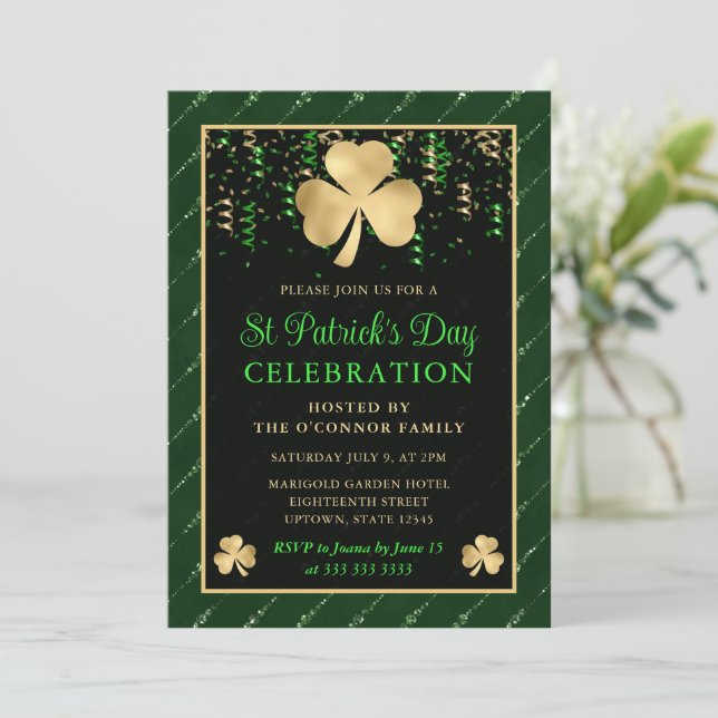 Elegantes Green and Gold Kleeblatt St Patrick's Da Einladung (Stehend Vorderseite)
