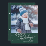 Elegantes Green Calligraphy Happy Holidays Foto Feiertagskarte<br><div class="desc">Diese elegante grüne Kalligraphie Happy Holidays Fotokarte ist die perfekte einfache Urlaubskarte. Das Design besticht durch eine moderne Fotokarte mit romantischer und skurriler Typografie und einem Polka-Dot-Trägermaterial. Personalisieren Sie die Karte mit Ihrem Familiennamen und Jahr.</div>